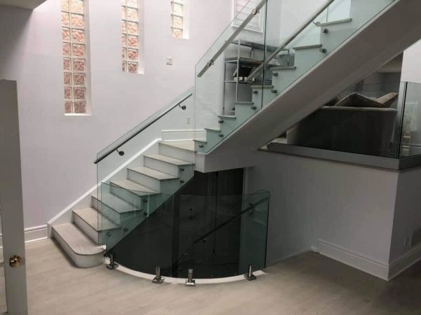 Best Way for How to Clean Glass Railing